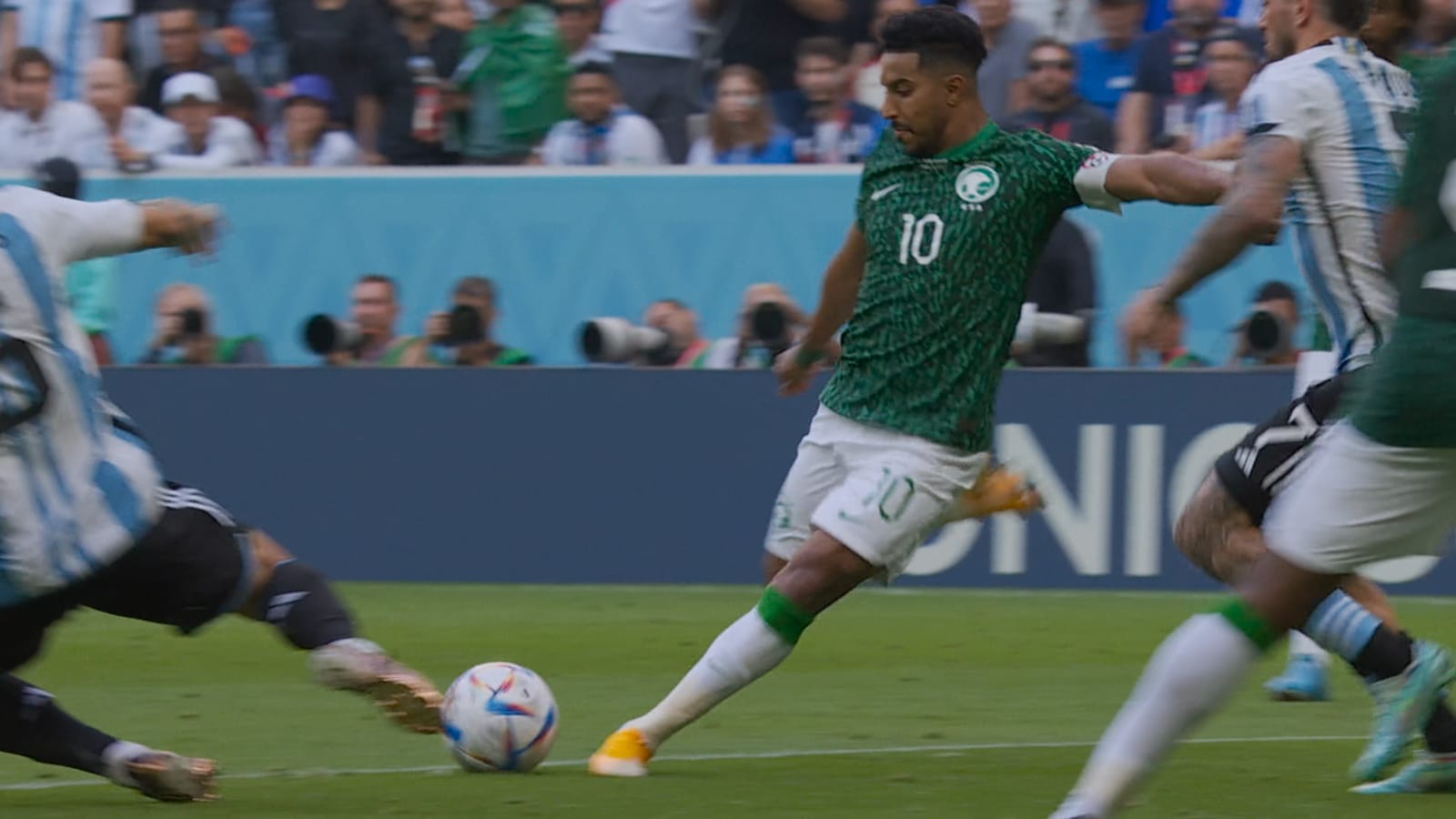 Disputa del balón entre un jugador de Arabia Saudita y la defensa argentina.