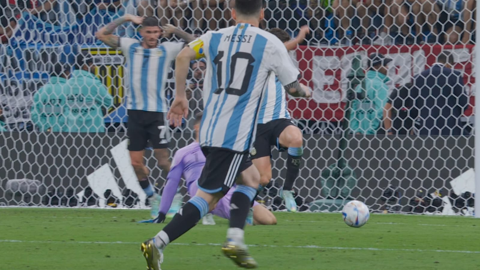 Messi remata cerca del arco en el partido ante Australia.