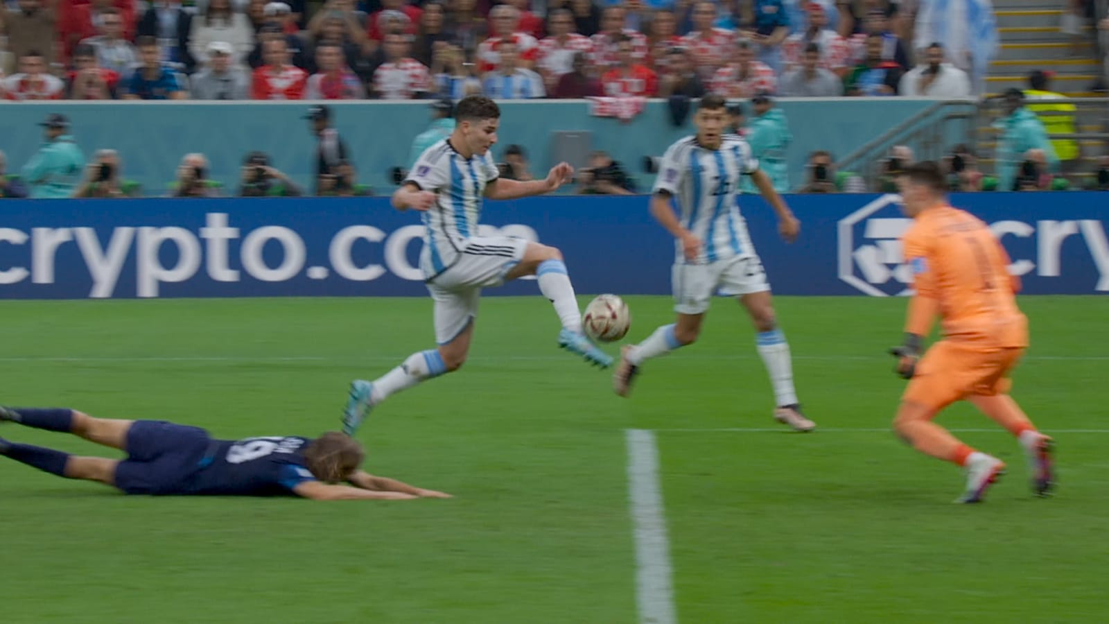 Un jugador argentino remata ante la salida del arquero croata.