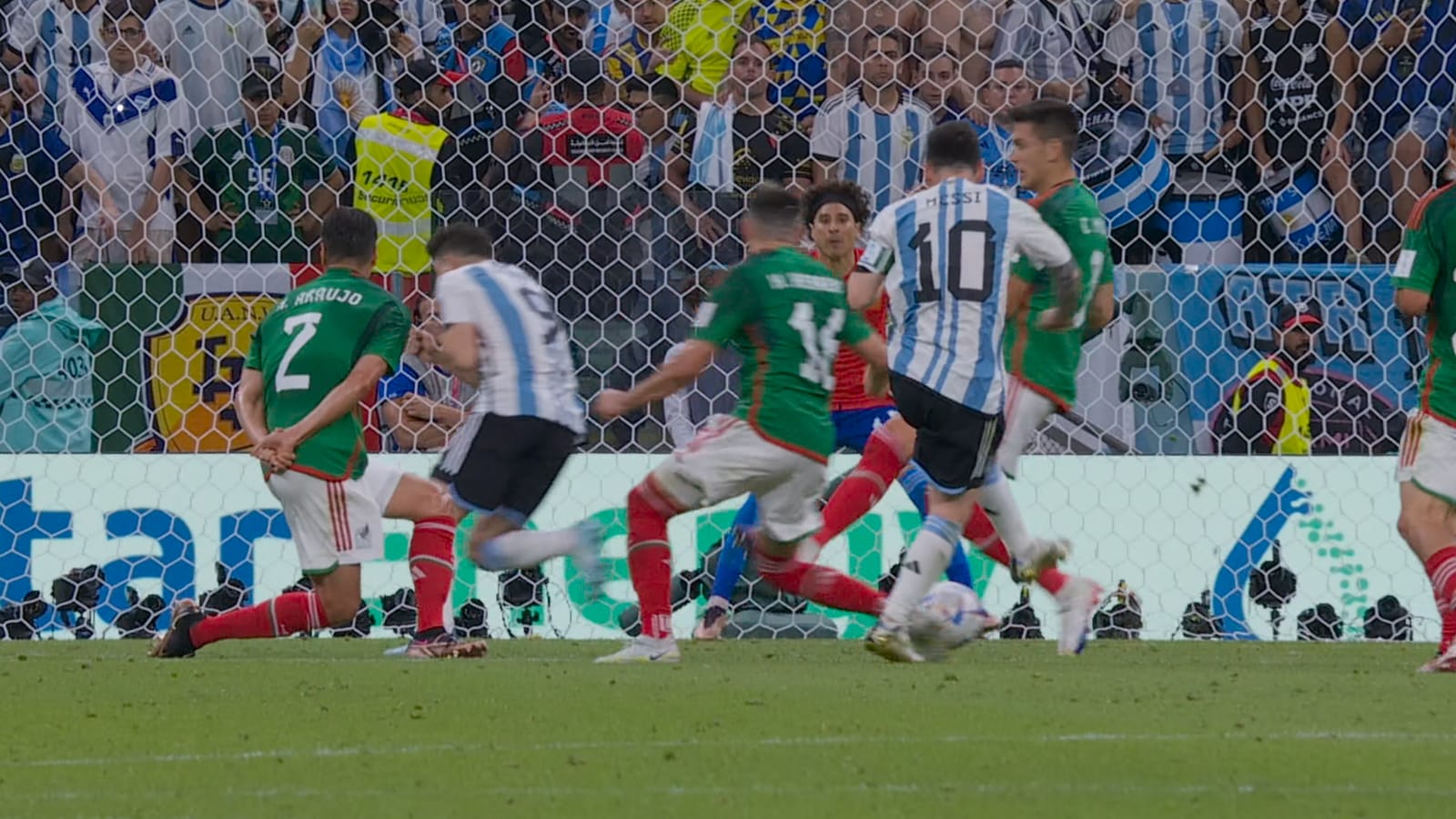 Varios jugadores disputan el balón dentro del área en el partido ante México.
