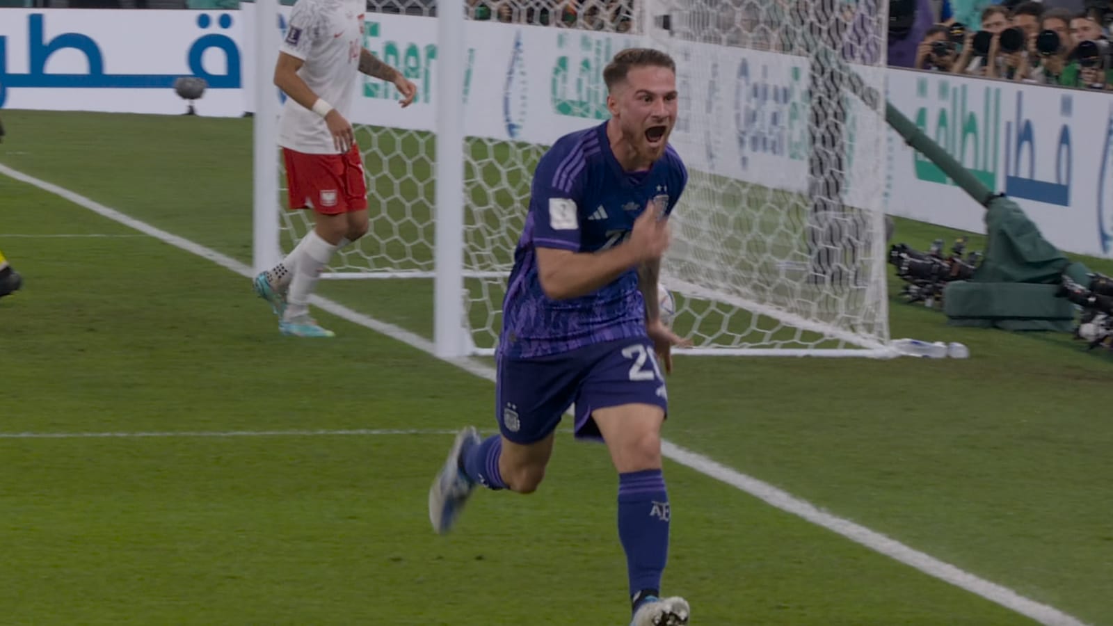 Un jugador argentino corre celebrando junto al arco en el partido ante Polonia.