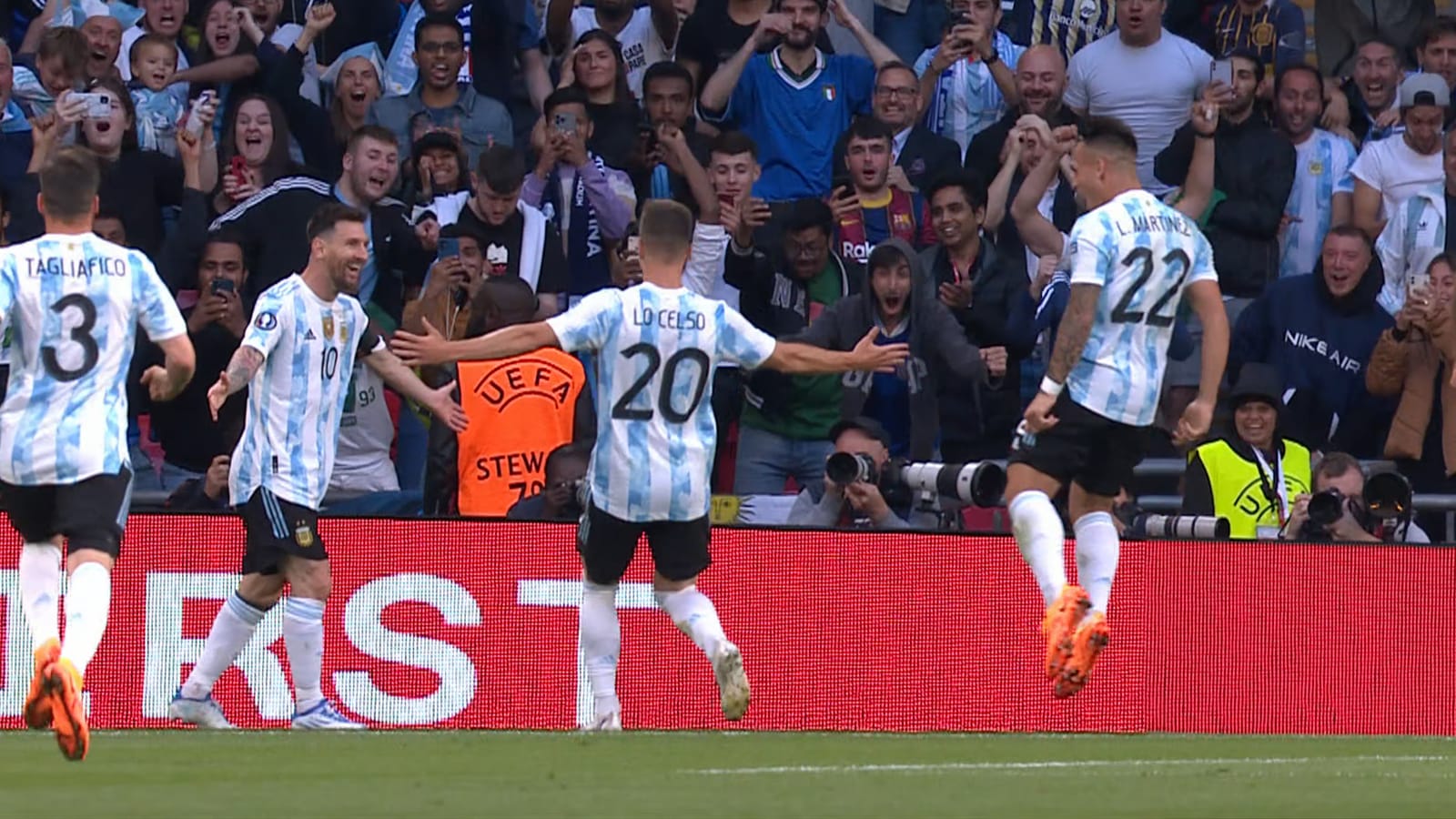 Los jugadores argentinos celebran frente a la tribuna en Wembley.